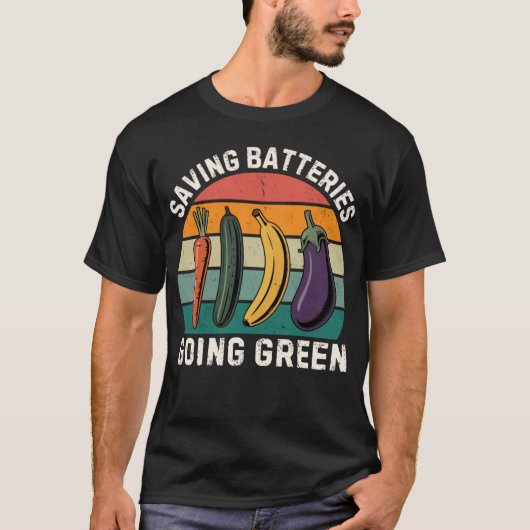 Saving Batteries Going Green – Funny Retro Dark Hu Tシャツ (正面)