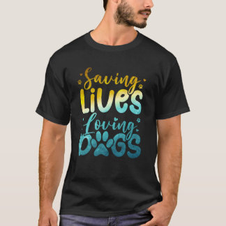 Saving Lives Loving Dogs – Nurse and Dog Lover Tシャツ