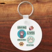 Saving Lives One Paw At A Time – Vet Animal Design キーホルダー (正面)