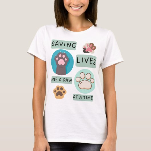 Saving Lives One Paw At A Time – Vet Animal Design Tシャツ (正面)