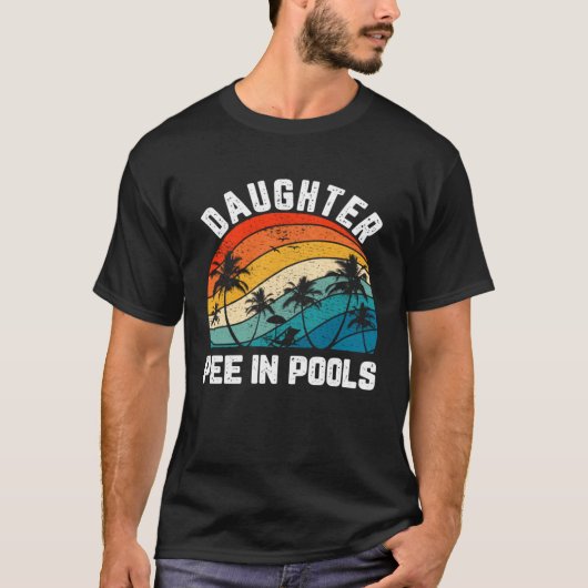 Sayings Jokes Sarcastic Retro Daughter Pee In Pool Tシャツ (正面)