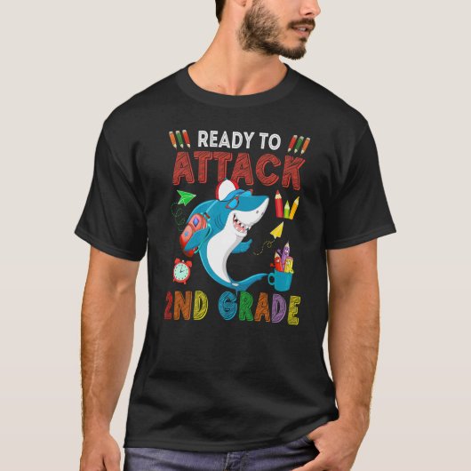 Scで2年生のサメのサングラスを攻撃する準備ができている Tシャツ (正面)