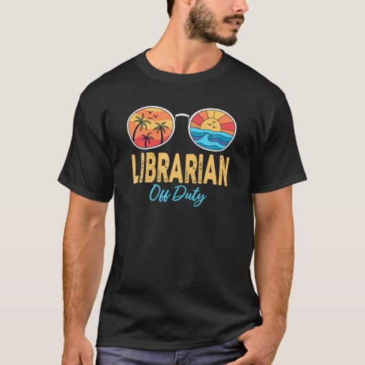 SCの最終日、勤務時間外のサングラス司書が幸せ Tシャツ (正面)