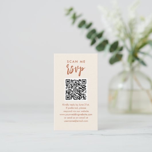 Scan Me RSVP Boho DesertのQR結婚コードRSVP エンクロージャーカード (スタンド正面)