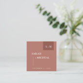 SCANDI TERRACOTTA RUST MONOGRAMの結婚ウェブサイト スクエア名刺 (スタンド正面)