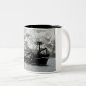 Scandiesは、オランダ港、アラスカのカニのボート上がりました ツートーンマグカップ (正面右)