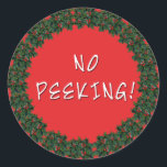 ScarebabyからのNO PEEK Christmas Giftステッカー ラウンドシール<br><div class="desc">あなたの休日のプレゼントにかわいい装飾。ホリーベリーで明るい赤縁ど。文字読のぞき見ない！Scarebabyデザインから、ザズル保証に裏打ちされた。</div>