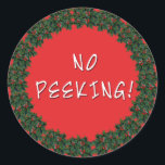 ScarebabyからのNO PEEK Christmas Giftステッカー ラウンドシール<br><div class="desc">あなたの休日のプレゼントにかわいい装飾。ホリーベリーで明るい赤縁ど。文字読のぞき見ない！Scarebabyデザインから、ザズル保証に裏打ちされた。</div>