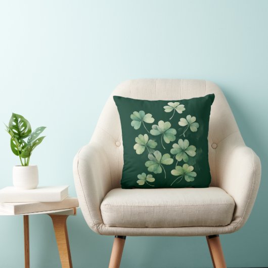 Scattered Watercolor Clovers Accent Throw Pillow  クッション (椅子)