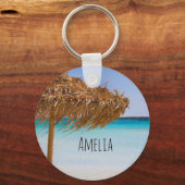 Scenic Tropical Beach with Straw Umbrella キーホルダー (正面)