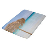 Scenic Tropical Beach with Straw Umbrella バスマット (アングル)