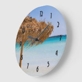 Scenic Tropical Beach with Straw Umbrella ラージ壁時計 (傾斜)