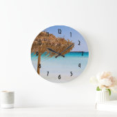 Scenic Tropical Beach with Straw Umbrella ラージ壁時計 (ホーム)