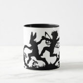 Scherenschnitteの旧式な郵便はがきの妖精のバニー マグカップ (中央)