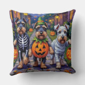 Schnauzer Trick-or-Treating in Halloween Costumes クッション (裏面)