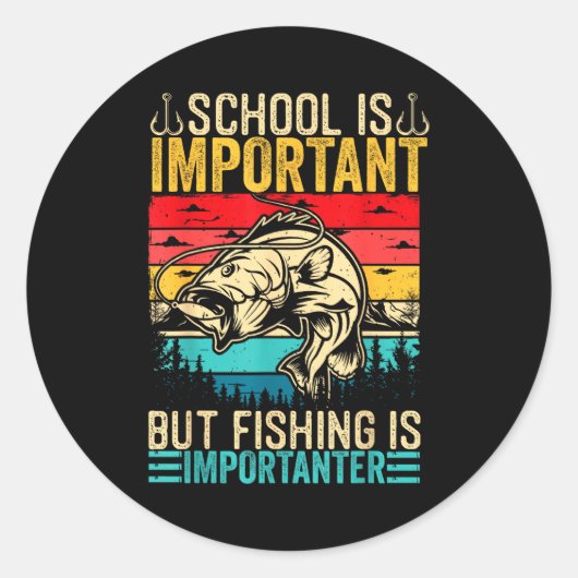 School Is Imrtant But Fishing Is Imrtanter Fish B ラウンドシール (正面)