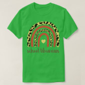 School Librarian II Leopard Print Rainbow Tシャツ (デザイン正面)
