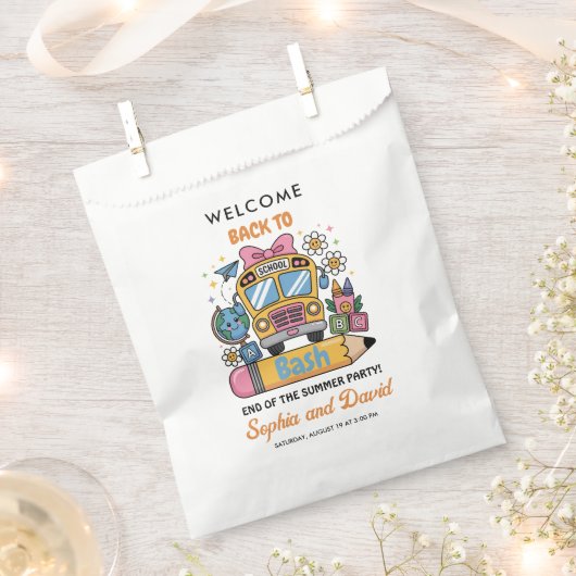 School’s Back Bash! Editable End of Summer Party フェイバーバッグ (クリップ留めされた状態)