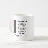 Schopenhauerの才能の天才は誰も見ないターゲットに当ります コーヒーマグカップ (正面左)