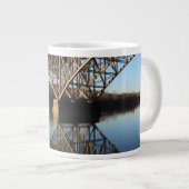 Schuylkillの川上の橋 ジャンボコーヒーマグカップ (正面右)