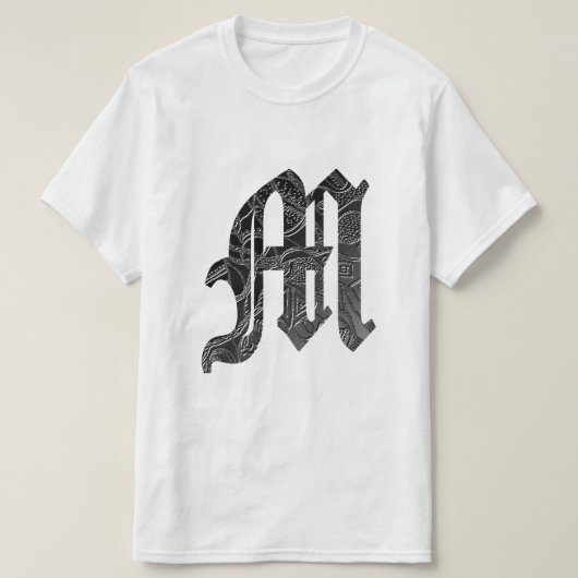 Schwarze Buchstabe "M" im gotischen Stil Tシャツ (デザイン正面)