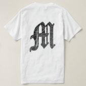 Schwarze Buchstabe "M" im gotischen Stil Tシャツ (デザイン裏面)