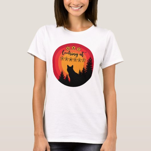 Schwarze Katze schaut auf den Sonnenuntergang Tシャツ (正面)