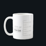 Science Lab Beaker Large パーソナライズされた Label Mag コーヒーマグカップ<br><div class="desc">あなたの人生の科学の恋人のために。この10オズマグカップは、実験室のガラス製品の一部のように見えるように作られ、比較可能なサイズの250mlのビーカーのための漸進的なサイズ。ラボの設定と同様に、イニシャルや名前でカスタマイズすることもできます。デザインは前後に繰り返される。素晴らしアイディア先生か小学か！</div>