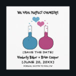 Science of Love日付保存招待状 セーブザデート<br><div class="desc">おもしろいと個性に満ちた！この愛の科学セーブ・ザ・デート案内は、青と明るい赤紫色のペアのビーカーを備え、かわいいハートの泡を持つ。この予測できなデザインはユニーク、お知らせに思い出に残る何かを欲しがる彼女の神経質なカップルに最適！簡単カスタマイズは、単に提供された宇宙にあなたの結婚式の日の詳細を追加する。「クリックIt」ボタカスタマイズンで、追加のパーソナライズ・オプションを検索する。</div>