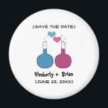 Science of Love Save the Date Magnet マグネット<br><div class="desc">おもしろいと個性に満ちている！この愛の科学Save the Date Magnetは青と明るい赤紫色のペアのビーカーを備え、かわいいハートの泡を持つ。この予測できなデザインはユニーク、お知らせに思い出に残る何かを欲しがる彼女の神経質なカップルに最適だ！簡単カスタマイズは、単に提供された宇宙にあなたの結婚式の日の詳細を追加する。「クリックIt」ボタカスタマイズンで、追加のパーソナライズ・オプションを検索する。</div>