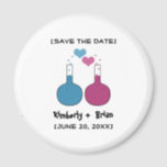 Science of Love Save the Date Magnet マグネット<br><div class="desc">おもしろいと個性に満ちている！この愛の科学Save the Date Magnetは青と明るい赤紫色のペアのビーカーを備え、かわいいハートの泡を持つ。この予測できなデザインはユニーク、お知らせに思い出に残る何かを欲しがる彼女の神経質なカップルに最適だ！簡単カスタマイズは、単に提供された宇宙にあなたの結婚式の日の詳細を追加する。「クリックIt」ボタカスタマイズンで、追加のパーソナライズ・オプションを検索する。</div>