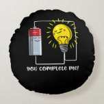 Science Physics You Complete Me おもしろい Joke ラウンドクッション<br><div class="desc">科学物理科学の愛好家のための私のおもしろいジョークデザインを完了する。</div>