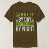 Scientist By Day Quietly Sleeping By Night Science Tシャツ (デザイン正面)