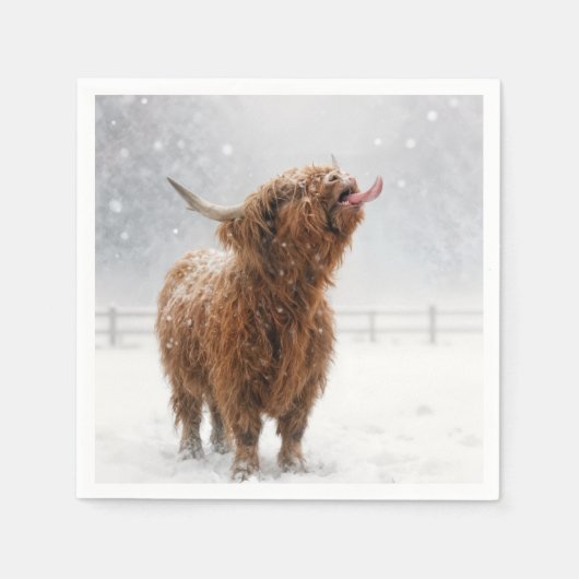 Scottish Highland Cow Licking Snowflakes スタンダードカクテルナプキン (正面)