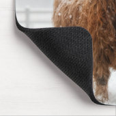 Scottish Highland Cow Licking Snowflakes マウスパッド (コーナー)