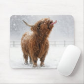 Scottish Highland Cow Licking Snowflakes マウスパッド (マウス)