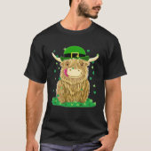 Scottish Highland Cow With Shamrocks St Patrick's  Tシャツ (正面)