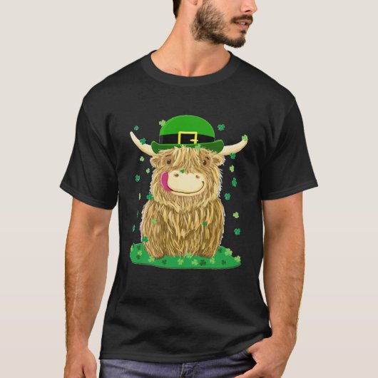 Scottish Highland Cow With Shamrocks St Patrick's  Tシャツ (正面)