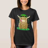 Scottish Highland Cow With Shamrocks St Patrick's  Tシャツ (正面)