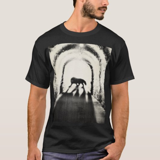SCP-023 / Black Shuck Wikidot image Tシャツ (正面)