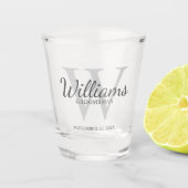 Script パーソナライズされた Groomsmenの名前とMonogram ショットグラス (正面)