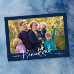 Script モダン Happy Hanukkahの写真 シーズンカード<br><div class="desc">濃い青の背景に横向きの写真を取り付け、手書き文字の文字がアクセントモダンになっている。</div>