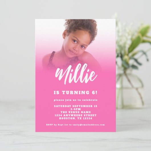 Script モダン Hot Pink Photo 6th Birthday Party In 招待状 (スタンド正面)