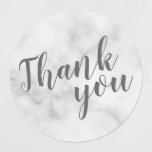 Script モダン White Marble's 結婚 Thank You ラベル<br><div class="desc">スクリプト白モダン大理石結婚式の引き出物ありがとうありがとうありがとうこのラベルは白い大理石の背景にグレーのスクリプモダントフォントでタイトル「ありがとう」。</div>