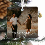 Script 婚約した Photo Keepsake Gift メタルオーナメント<br><div class="desc">デザインは、おもしろいとスクリプトとエレガントsansフォントとのタイポグラフィで構成される。単にカスタマイズ名前/s、年と愛しお気に入りのたカップルの写真をアップロード！</div>