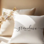 Script Grandma Est Year Mother's Day Gift クッション<br><div class="desc">Script Grandma Est Year Mother's Day Gift Throw Pillow.</div>