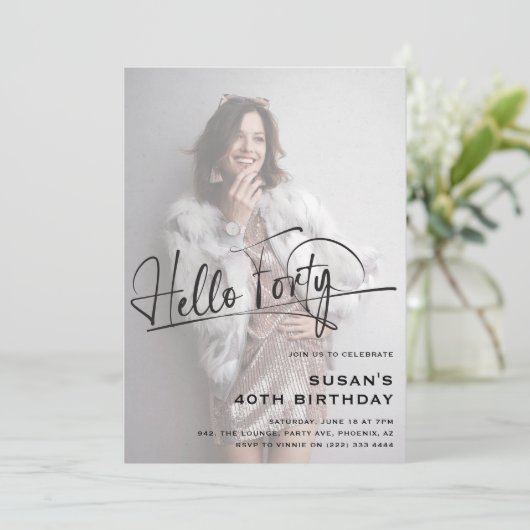 Script Hello Foty Photo ミニマル 40th Birthday 招待状 (スタンド正面)