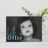 Script Hello Name Blue Boyミニマリスト写真ベビー 案内状 (スタンド正面)