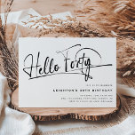 Script Hello Quitinalist 40th Birthday 招待状<br><div class="desc">このミニマルな「Hello Forty」タイポグラフィの40回目の招待状は、あらゆる誕生日パーティーに最適！デザインは白モダン色の背景にパーティーテンプレートを備えている。</div>