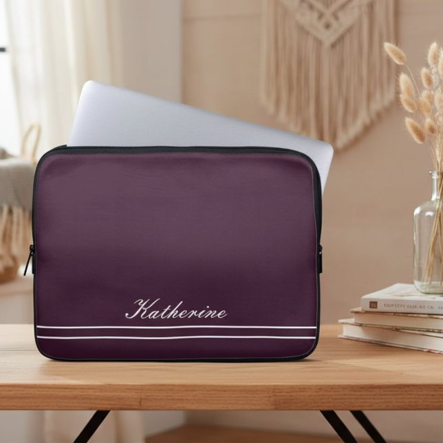 Script Name Minimalist Plum ラップトップスリーブ (クリエイターアップロード済み)